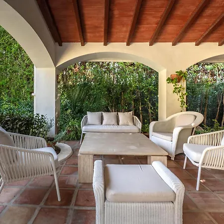 In With Golf Views Vila *